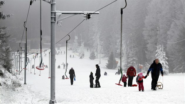 Zavřeno, ale i tak davy lidí. Tak to o víkendu vypadalo v lyžařském areálu Čeřínek nedaleko Jihlavy.
