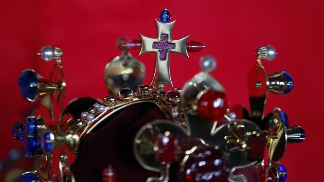 Šperkař korunu za 320 tisíc korun vyráběl od loňských prázdnin. Klenot je z pozlaceného stříbra, ale místo drahých kamenů použil jejich napodobeniny ze skla.