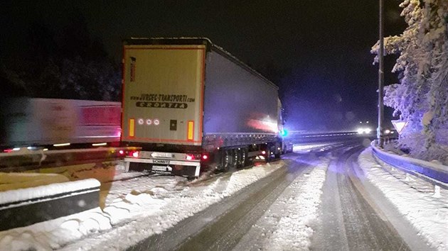 Během sněžení mnozí řidiči odstavili kamiony přímo na dálnici. Policie rozdala deset pokut.