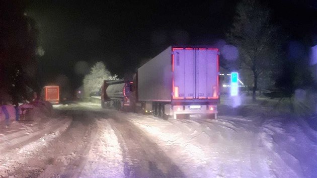 Během sněžení mnozí řidiči odstavili kamiony přímo na dálnici. Policie rozdala deset pokut.