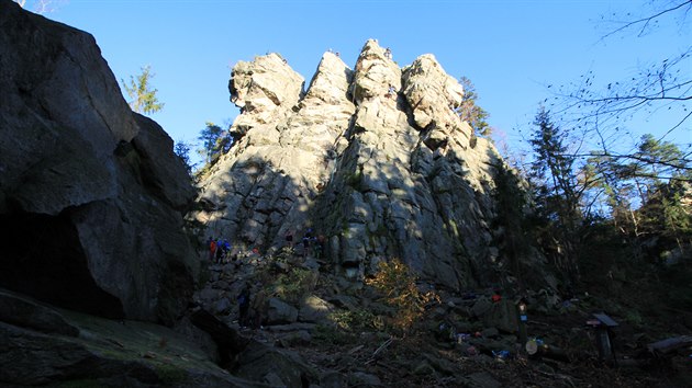 Listopad 2020. Čtyřpaličatá skála ve Žďárských vrších se po loňské kalamitní těžbě úplně vynořila z lesa.