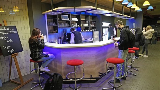 Nový bar s nealko občerstvením slouží žákům ve škole. Vybudován byl díky podpoře dánské nadace.