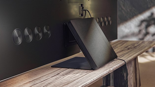 One Connect Box můžete nově přicvaknout na stojan televizoru, nebo tradičně umístit kamkoli v okolí.