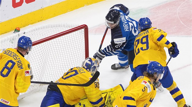 Švédský brankář Hugo Alnefelt byl krátký a Fin Roni Hirvonensvým gólem rozhodl čtvrtfinále mistrovství světa juniorů.