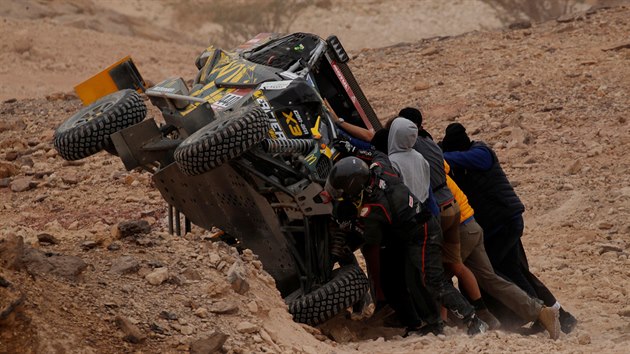 Patrick Becquart  v problmech v pt etap Rallye Dakar.
