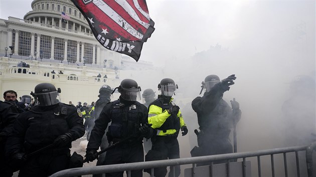 Americká policie se před budovou Kapitolu ve Washingtonu střetla s demonstranty. Příznivci prezidenta Donalda Trumpa na místě protestovali proti potvrzení volební porážky, kterou na zasedání v budově řešil Kongres. (6. ledna 2021)