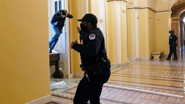 Protestujc vtrhli do budovy americkho Kapitolu, kde Kongres potvrzoval vsledek prezidentskch voleb. (6. ledna 2021)