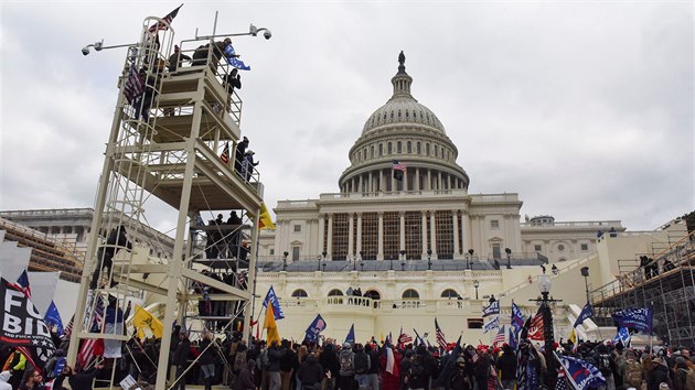 Americká policie se před budovou Kapitolu ve Washingtonu střetla s demonstranty. Příznivci prezidenta Donalda Trumpa na místě protestovali proti potvrzení volební porážky, kterou na zasedání v budově řešil Kongres. (6. ledna 2021)