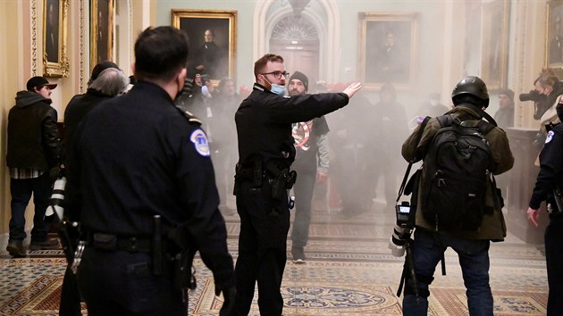 Protestujc vtrhli do budovy americkho Kapitolu, kde Kongres potvrzoval vsledek prezidentskch voleb. (6. ledna 2021)