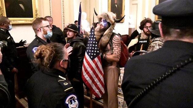 Protestuj�c� vtrhli do budovy americk�ho Kapitolu, kde Kongres potvrzoval v�sledek prezidentsk�ch voleb. (6. ledna 2021)