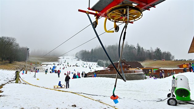 Lid skuj a bobuj 2. ledna 2021 na zasnenm svahu v lyaskm arelu v Olenici na Blanensku.