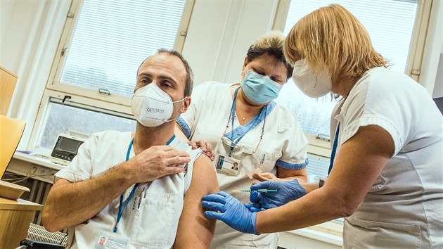 Mezi první očkované zdravotníky ve Zlínském kraji patřil primář oddělení anesteziologie, resuscitace a intenzivní medicíny zlínské nemocnice Tomáš Gabrhelík.