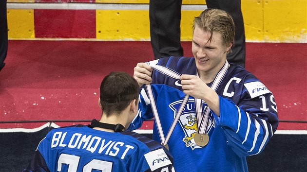 Finsk juniorsk kapitn Anton Lundell pedv bronzovou medaili branki Joelu...