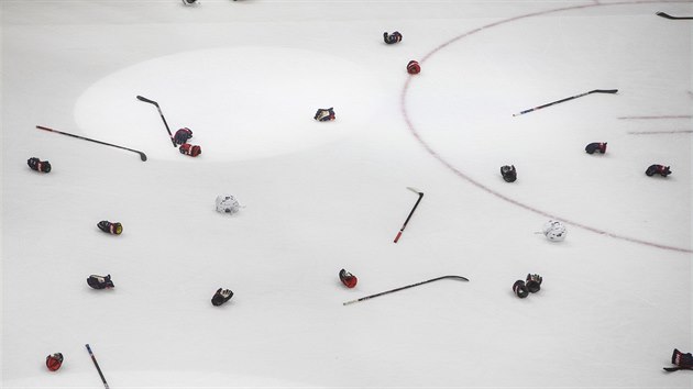 Vbava americkch hokejist na led pi zlatch oslavch.