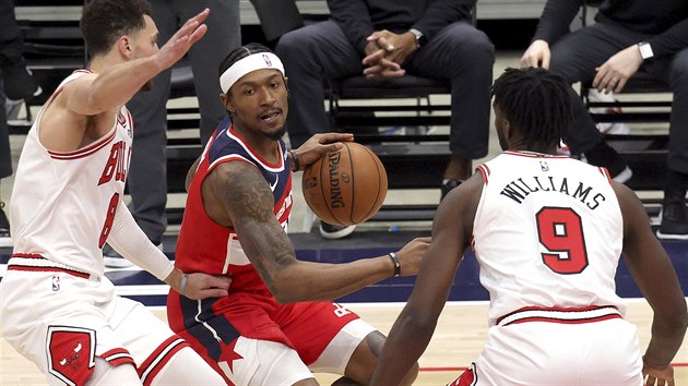 Bradley Beal (uprosted) z Washingtonu brnn    Zachem LaVinem (vlevo) a Patrickem Williamsem z Chicaga.