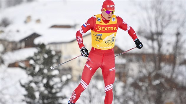 Rusk bec na lych Alexandr Bolunov na trati vodnho sprintu na Tour de Ski.