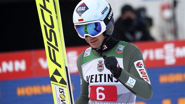 Polsk skokan na lych Kamil Stoch se raduje z povedenho skoku v Garmisch-Partenkirchenu.