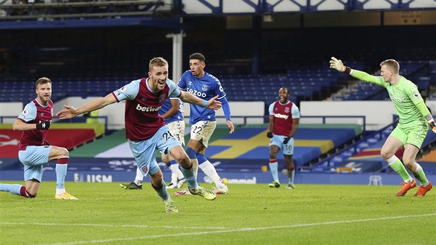 Tom Souek z West Hamu se raduje z rozhodujcho glu v zpase s Evertonem.