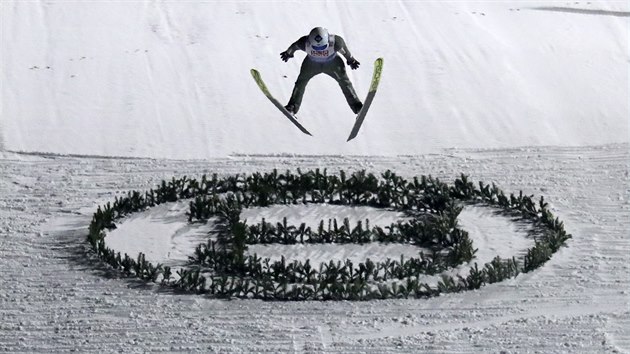 Polský skokan na lyžích Kamil Stoch na můstku v Bischofshofenu.