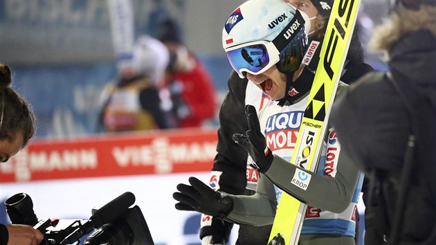 Polský skokan na lyžích Kamil Stoch se raduje z triumfu v Turné čtyř můstků.