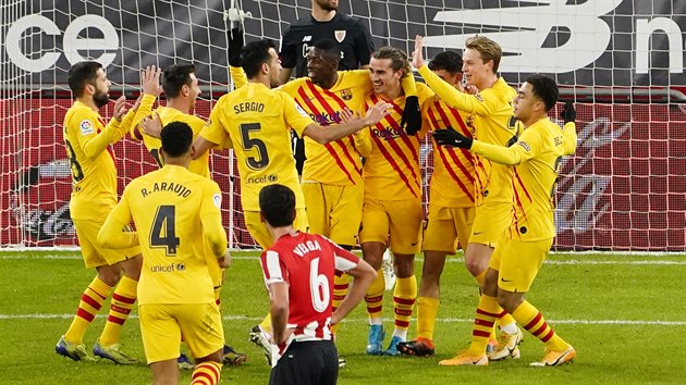 Fotbalisté Barcelony se radují z gólu Pedriho v zápase s Bilbaem.