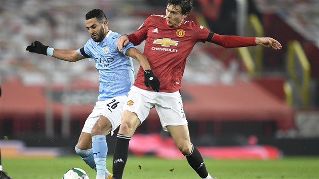 Riyad Mahrez (vlevo) z Manchesteru City v souboji s Victorem Lindelofem z Manchesteru United.