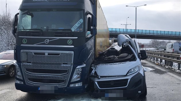 Policie vyšetřuje nehodu dodávky s kamionem. (8.1.2020)