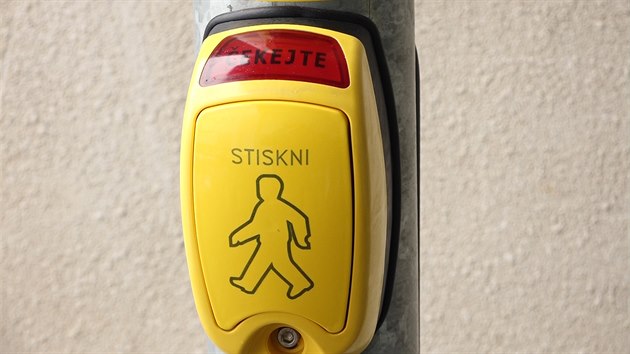 První bezkontaktní tlačítko pro chodce v Praze. Na první pohled vypadá jako to, které vídáme v metropoli už roky.