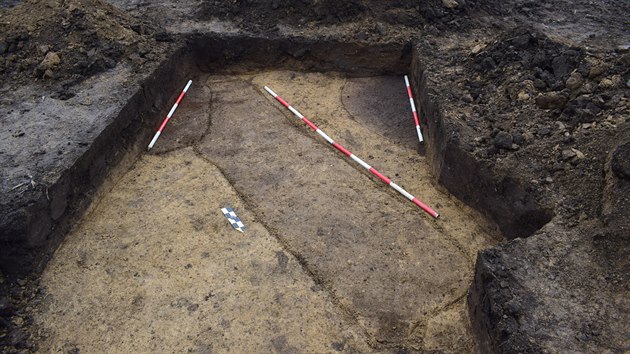 Archeologové našli u Mořic mimo jiné hrob se zaoblenými rohy se zbytky kostry muže, která na sobě měla bronzový náramek a železný nápažník.