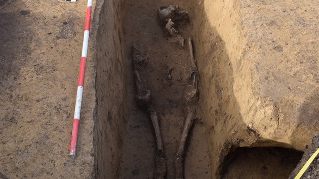 Archeologové našli u Mořic mimo jiné hrob se zaoblenými rohy se zbytky kostry muže, která na sobě měla bronzový náramek a železný nápažník.