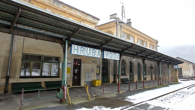 Zchátralá historická budova nádraží v Hrubé Vodě na Olomoucku.