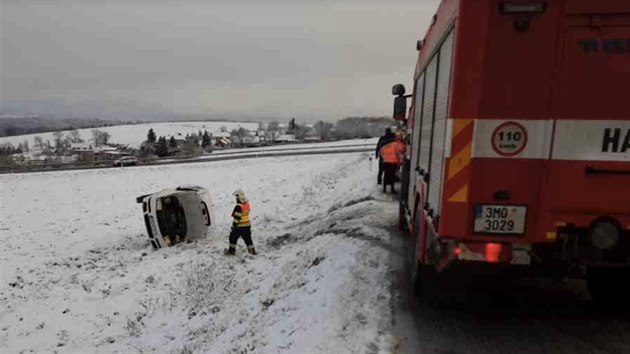 Na Olomoucku vyjelo auto ze silnice a skončilo převrácené na boku v poli.