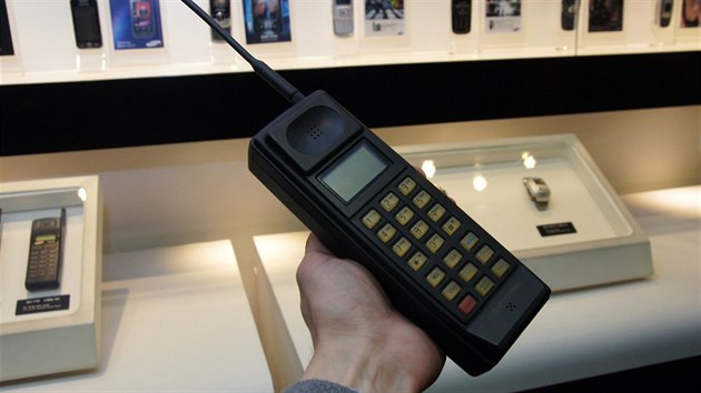 Nejstarší mobilní telefon Samsung SH-100 v muzeu Samsung