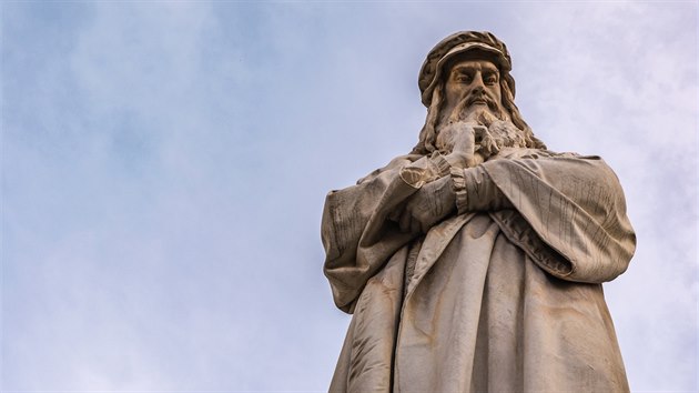 Socha Leonarda da Vinciho v italském Miláně