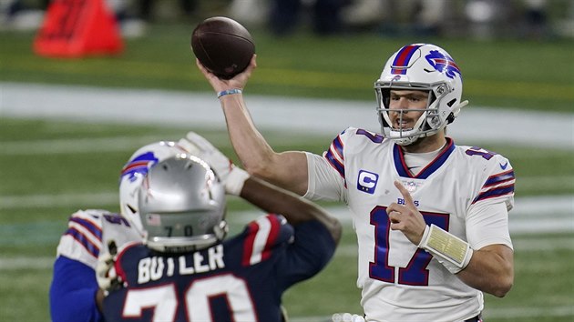 Josh Allen z Buffalo Bills pihrv v zpase s New England Patriots.