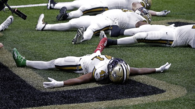 Alvin Kamara (41) slav se spoluhri ze New Orleans Saints svj est touchdown proti Minnesota Vikings.