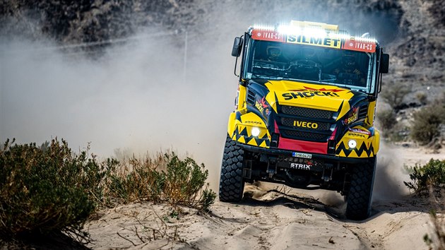 Martin Macík s kamionem iveco ve druhé etapě Rallye Dakar.