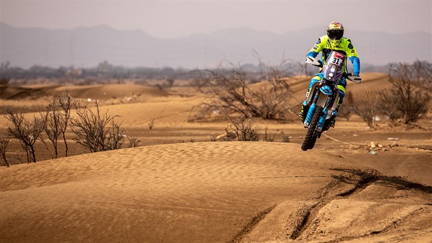 Český motocyklista Martin Michek ve druhé etapě Rallye Dakar