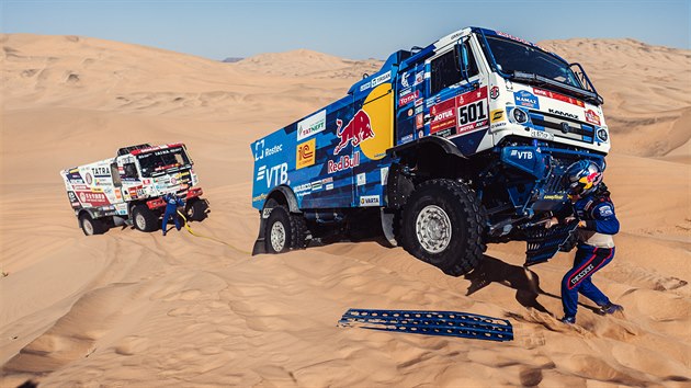 Martin Šoltys (vpravo) a Anton Šibalov v dunách na Rallye Dakar