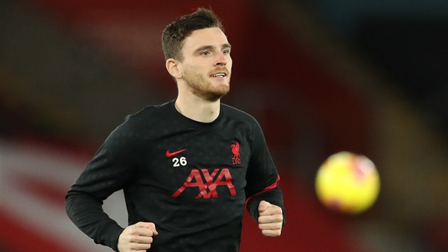 Andrew Robertson z Liverpoolu se rozcviuje.