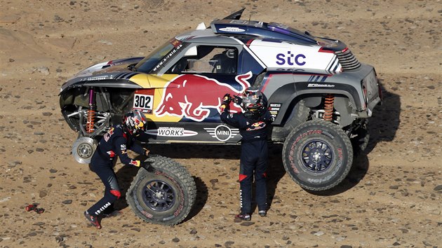 Stéphane Peterhansel s Edouardem Boulangerem mění kolo během třetí etapy Rallye Dakar.