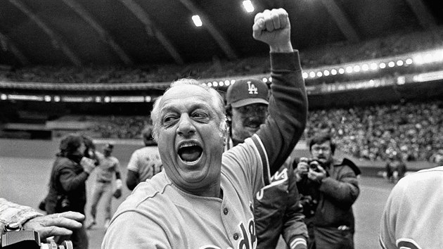 Tom Lasorda slav v roce 1981 triumf Los Angeles Dodgers ve Svtov srii.