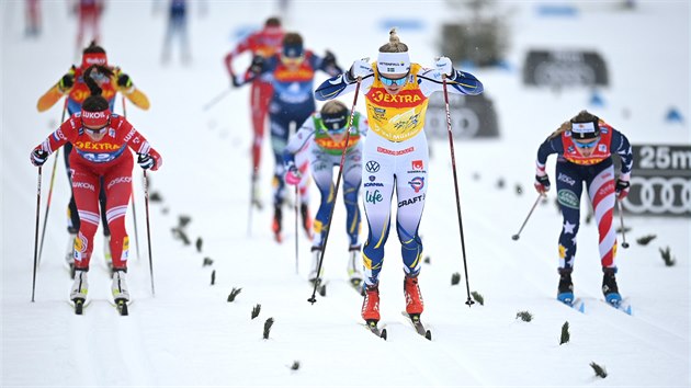 Linn Svahnov (vpedu) dojd jako prvn do cle klasick destky s hromadnm startem na Tour de Ski.