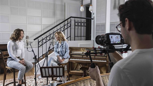 Zpěvačky Lenny a Lenka Filipová během natáčení klipu k písni Samotní nejsme nic