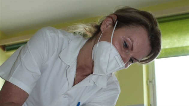 Lékařka náchodské nemocnice Andrea Adamová před operací aplikuje pacientce detekční látku. Vlastní zákrok pak provádí s pomocí přístroje SentiMag (8. 12. 2020).