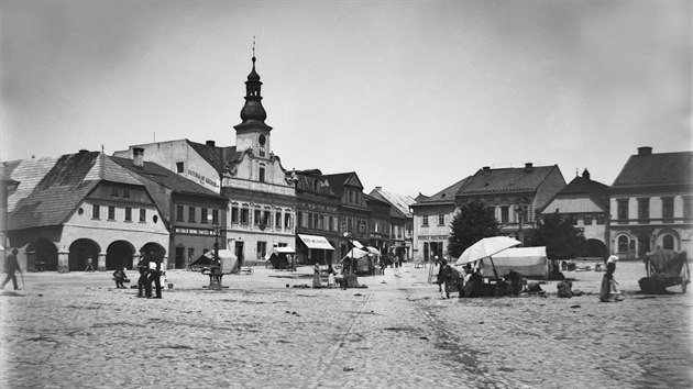 Fotograf František Šmika zachytil někdy po roce 1896 Staré náměstí v Rychnově nad Kněžnou.