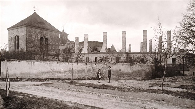 Splenit piaristickho gymnzia a kostela Nejsvtj Trojice se zvonic na snmku fotografa Frantika miky