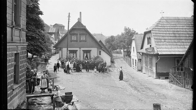 Chaloupka pod rychnovským zámkem od fotografa Františka Šmiky (datum sběru asi 1900)
