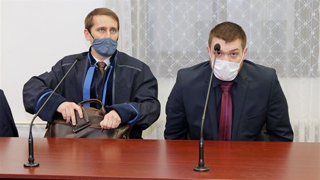 U Krajského soudu v Plzni začalo jednání s Lukášem Nováčkem (vpravo) obžalovaným z terorismu. (7. 1. 2021)