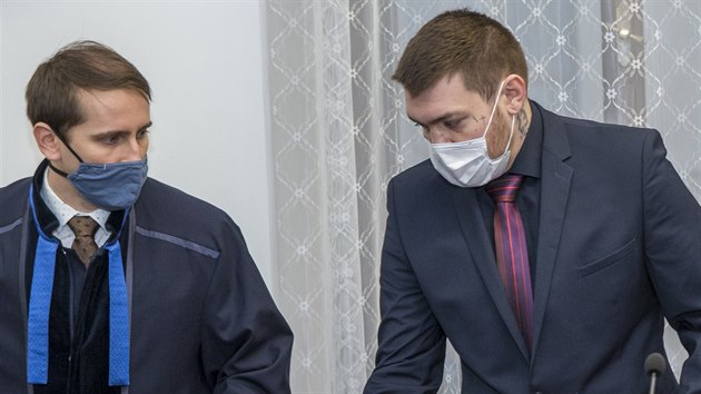 U Krajskho soudu v Plzni zaalo jednn s Lukem Novkem (vpravo) obalovanm z terorismu. (7. 1. 2021)